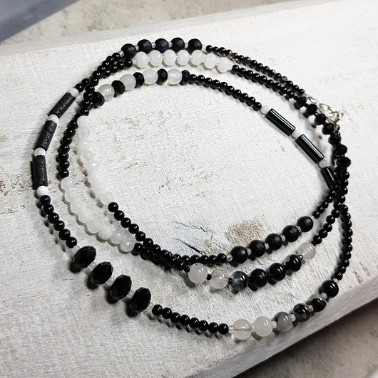 korale Czarno-biały długi sznur korali kors3