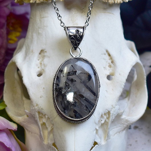 wisiory Miedziany posrebrzany wisiorek z kwarcem z czarnym rutylem