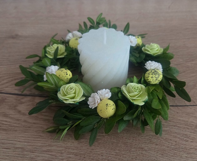 wianki wielkanocne Wianek z bukszpanu i papierowych kwiatów