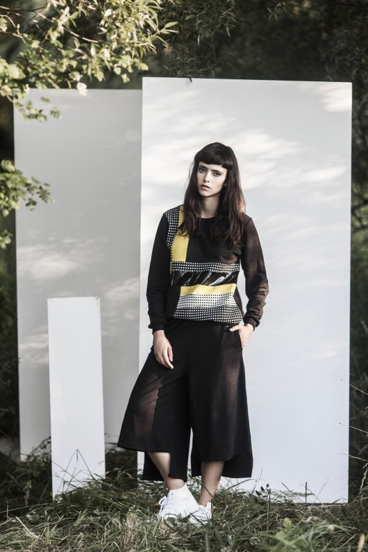 Black and check crewneck A2