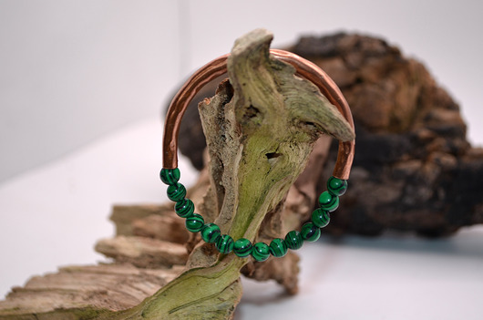 bransoletki - inne Bransoletka miedziana handmade z koralikami: malachitowe