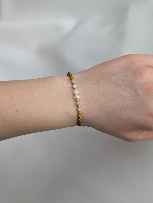 bransoletki z kamieni naturalnych Cieniowany mokait z perłami i złotem - bransoletka na nici