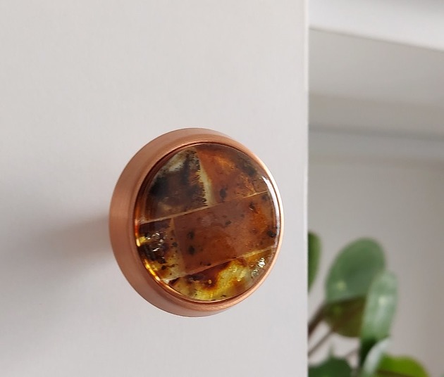 gałki do mebli Bursztynowa gałka meblowa modernhome miedź/koniak