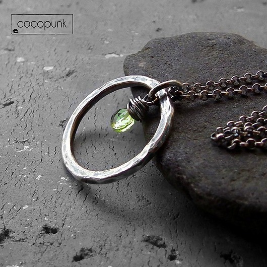 SREBRNY NASZYJNIK Z PERIDOTEM- kółko. Cocopunk
