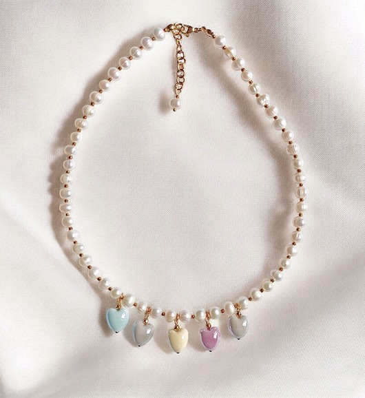 chokery Perły naturalne i pastelowe ceramiczne serduszka : naszyjnik