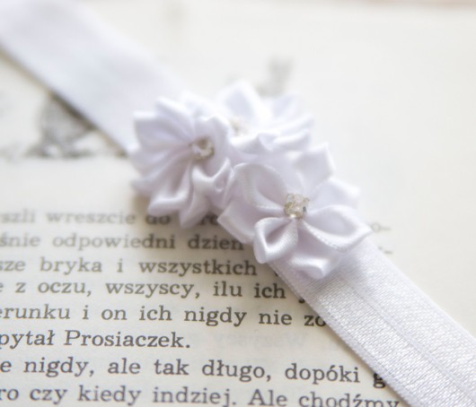 Opaska białymi kwiatuszkami smalldesign