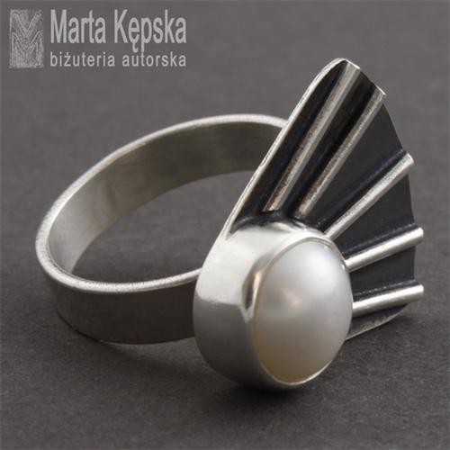 wachlarz z perlą - pierścionek  Marta Kepska