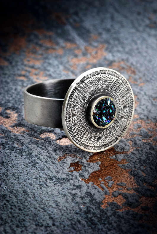 Oksydowany pierścionek z minerałem Aztec Sun SHAMBALA
