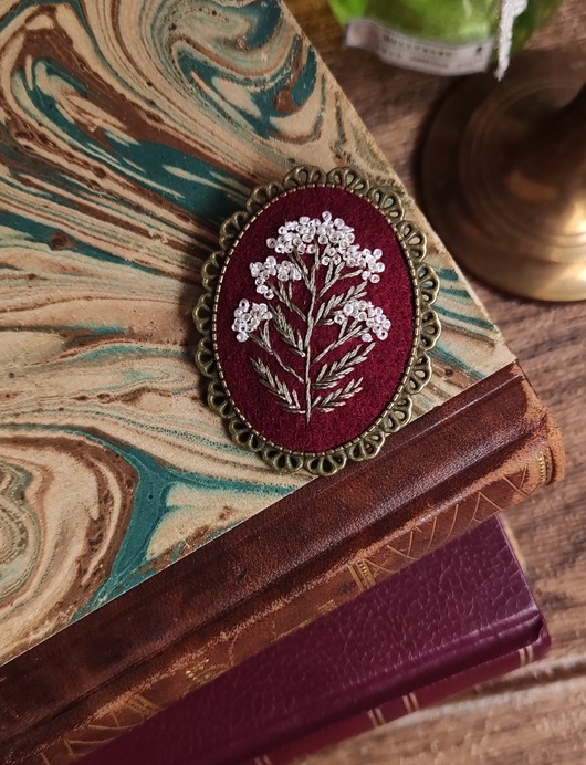 broszki Haftowana broszka z krwawnikiem