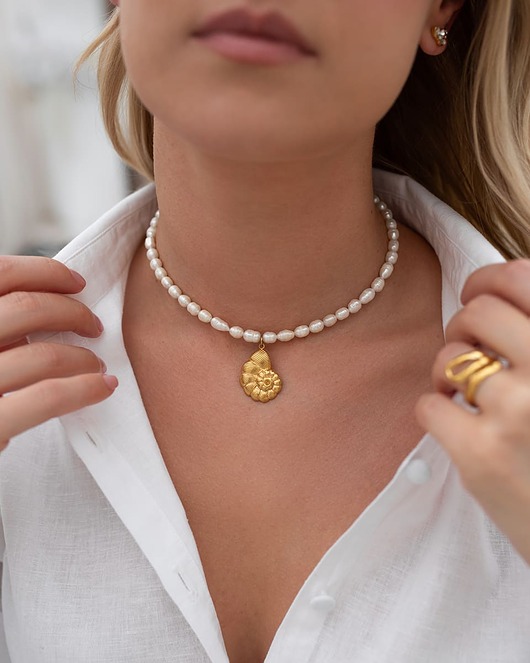 kolczyki pozłacane Choker z pereł słodkowodnych ze złotą muszlą Paraiso La Perla