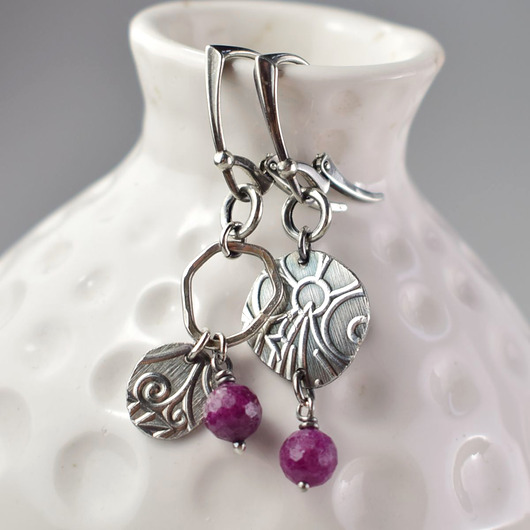 kolczyki srebrne Asymetrycznie  - srebrne kolczyki z rubinem