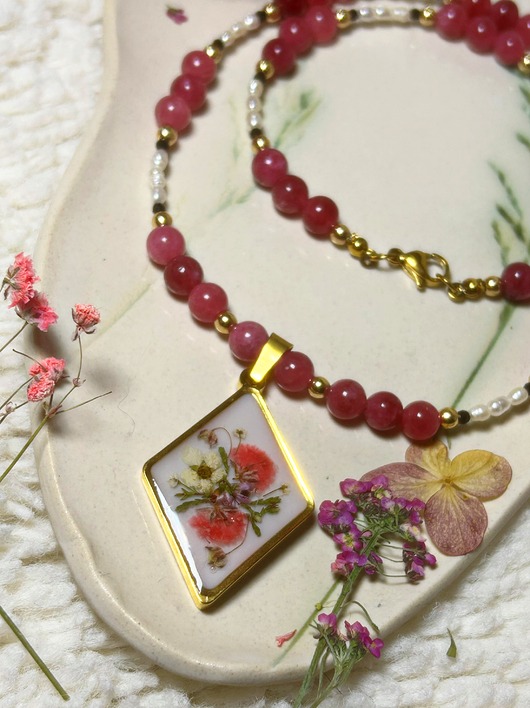 korale Delikatny naszyjnik z kamieniami i kwiatami