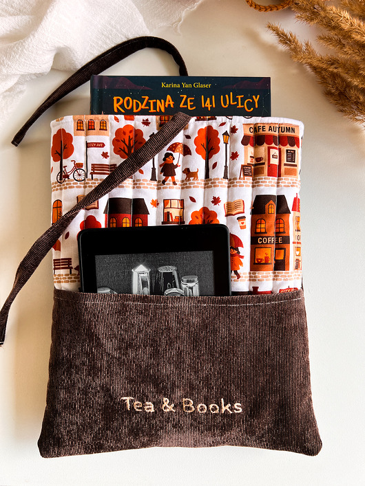 pokrowce i etui - różne Personalizowane etui na książkę, book sleeve ze sztruksu, Tea & Books