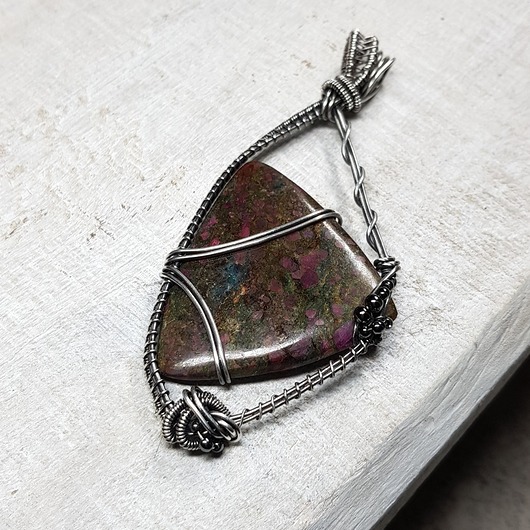 srebrne naszyjniki Zoisyt z rubinem s197