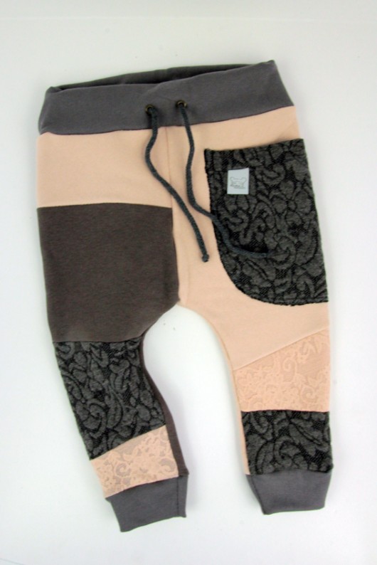 Patch Pants - ECO dresik dziecięcy pudrowy róż Mimi Monster