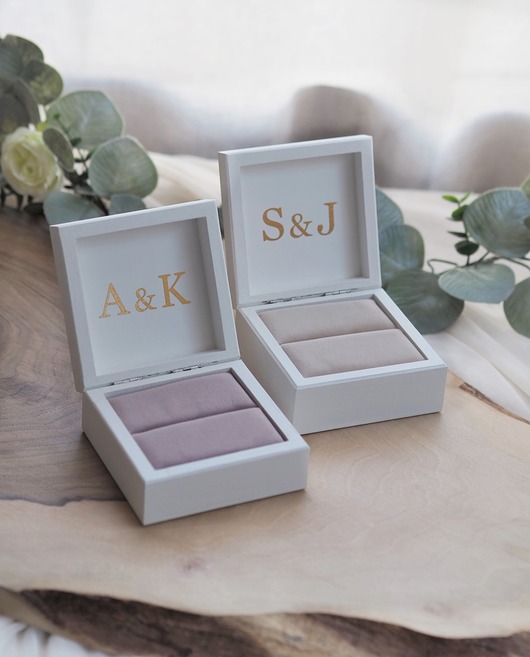 dodatki ślubne Białe pudełko na obrączki-poduszka velvet