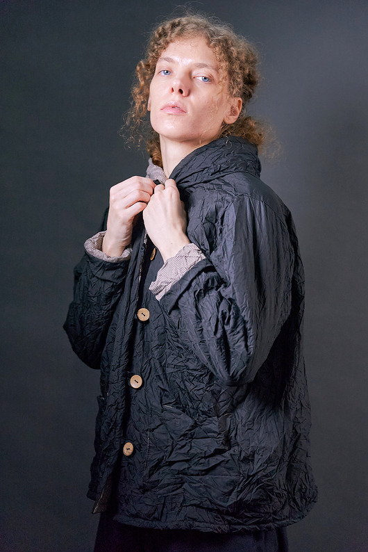 płaszcze i kurtki męskie Czarna kurtka ocieplana plisowana/gnieciona z kapturem