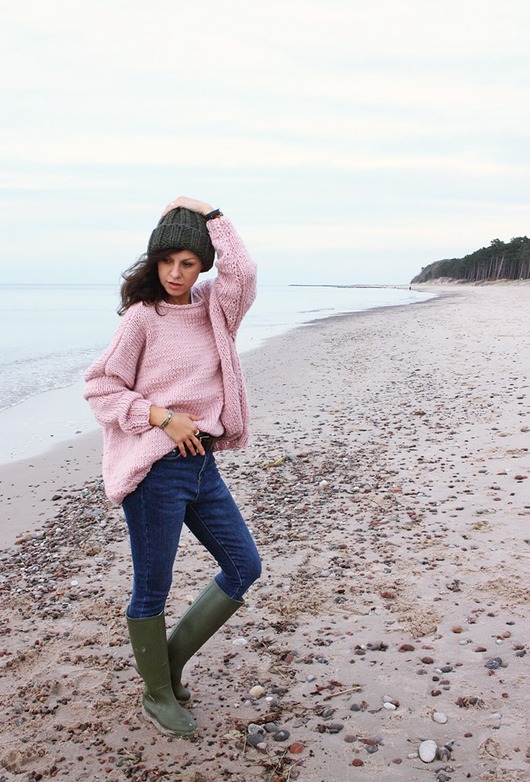 swetry damskie  Sweter handmade oversize  z wełną  pudrowy róż