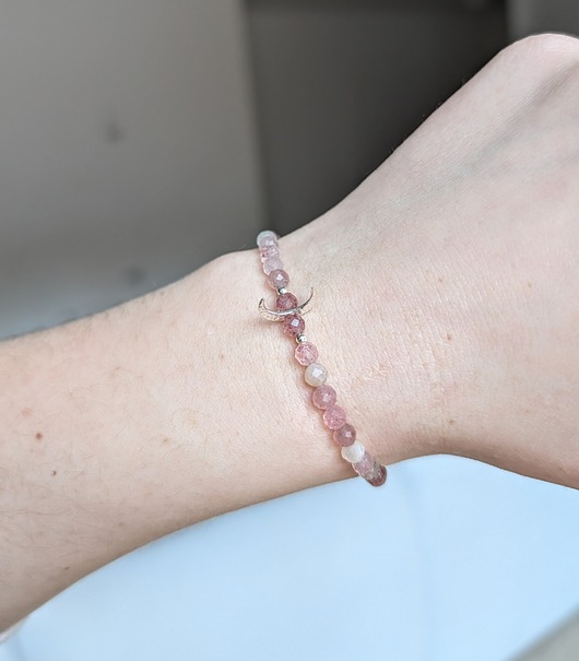 bransoletki z kamieni naturalnych Różowa bransoletka - kwarc truskawkowy i srebrny księżyc