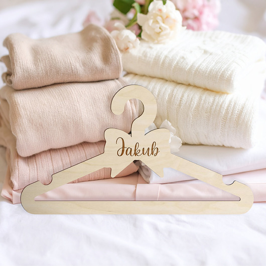 ozdoby na chrzest Drewniany wieszak z IMIENIEM dla dziecka na ubrania personalizowany do zdjęć