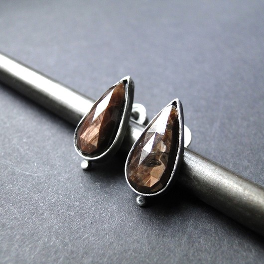 kolczyki srebrne Sztyfty Brown z szafirem i kropką