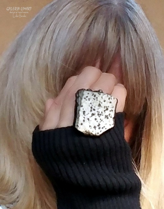 pierścionki - różne Niezwykły pierścień z wielkim surowym jaspisem dalmatyńskim PREZENT lux