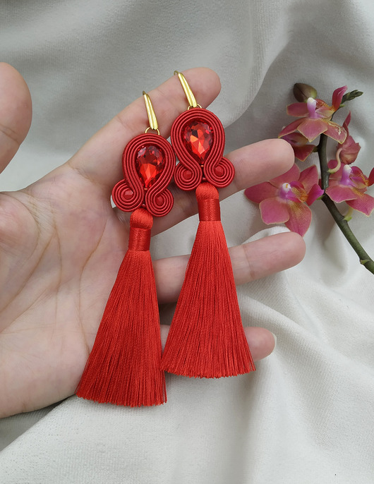 kolczyki soutache Czerwone kolczyki chwosty z kryształami