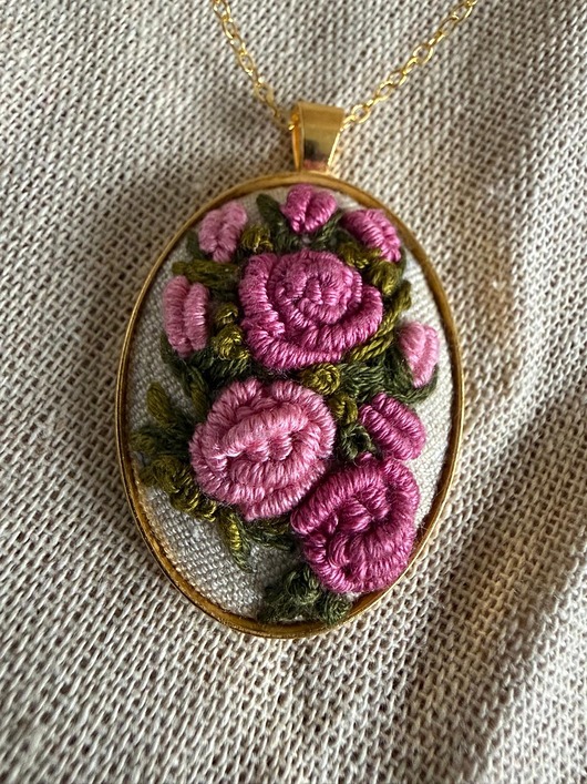 złote naszyjniki Ręcznie wyszywany naszyjnik "Różowe róże"