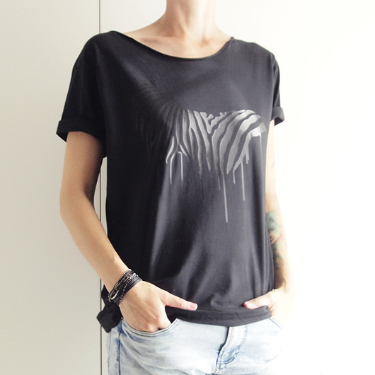 t-shirt damskie Czarna zebra na czarnej koszulce Oversize