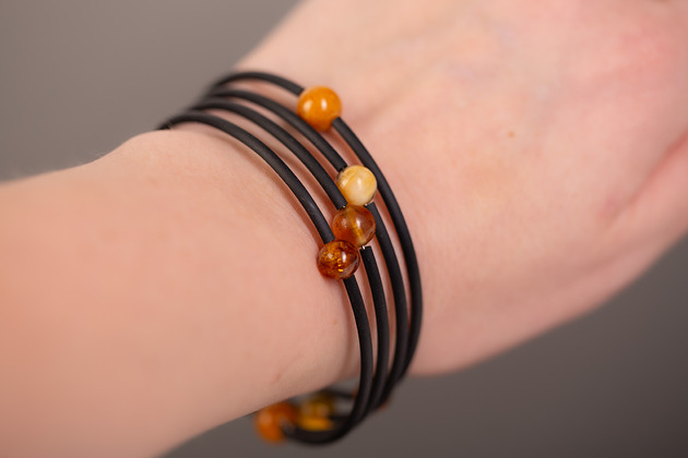 bransoletki - inne Bransoletka sprężynka z bursztynami