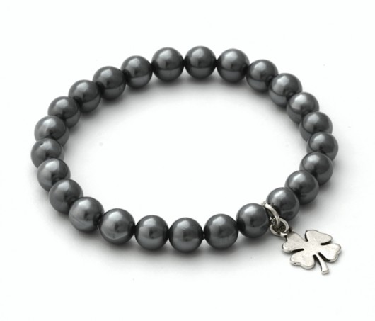 Pearl with clover pendant in steel. Lavoga