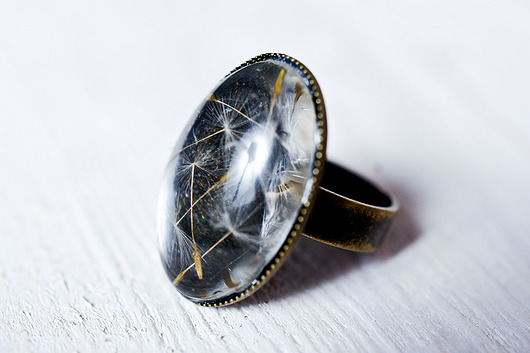 Pierścionek z żywicy z nasionkami dmuchawca So Jewelry