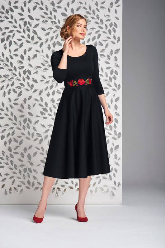 sukienki midi damskie Rozkloszowana sukienka z haftem