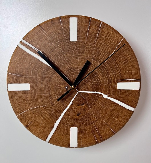 zegary Zegar wiszący drewniany - dąb z żywicą
