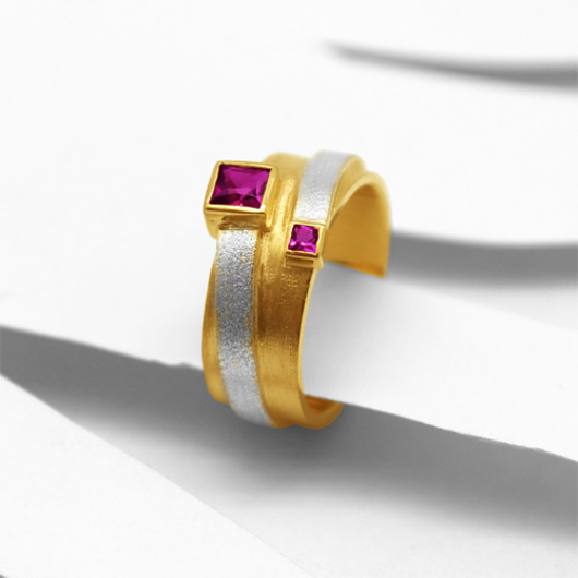 pierścionki złote Pierścionek Wstęga - pozłacany z rubinami