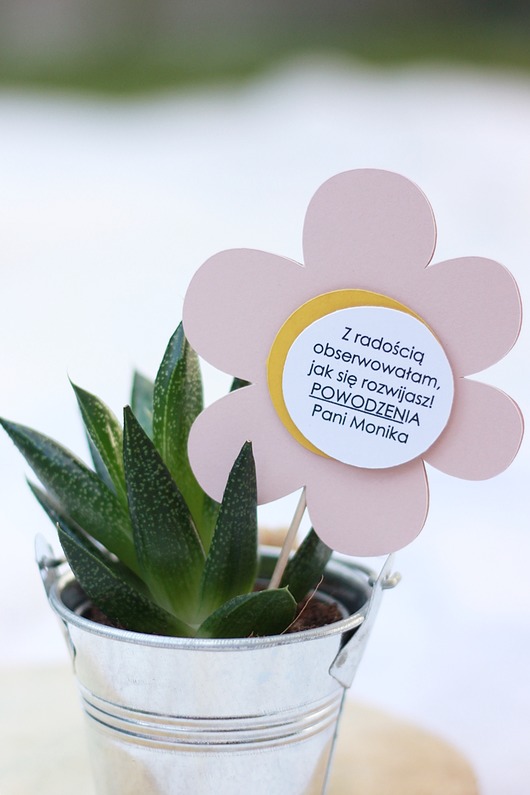 akcesoria różne Różowy kwiatek pik. Upominek dla uczniów