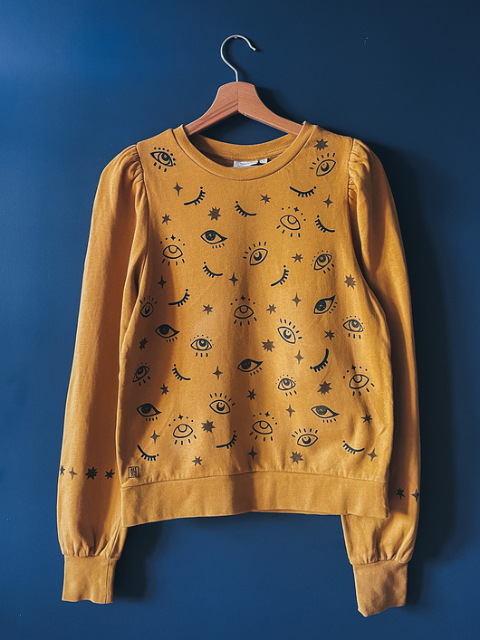 bluza bez kaptura damska Musztardowa bluza ręcznie stemplowana, print w oczy i złote gwiazdki, S