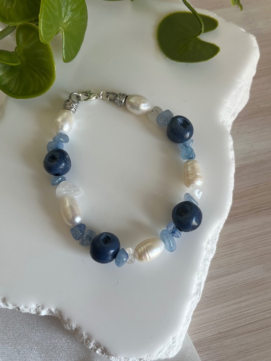 bransoletki z kamieni naturalnych Bransoletka z motywem owoców leśnych: Borówki, perły i lamieni