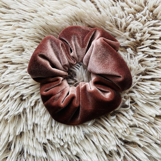 Aksamitka scrunchie Gumka do włosów Blush Nandi