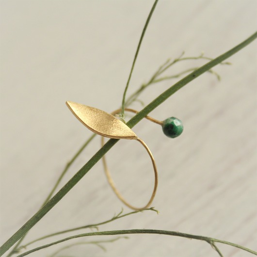 pierścionki złote Pierścionek z listkiem i naturalnym kamieniem