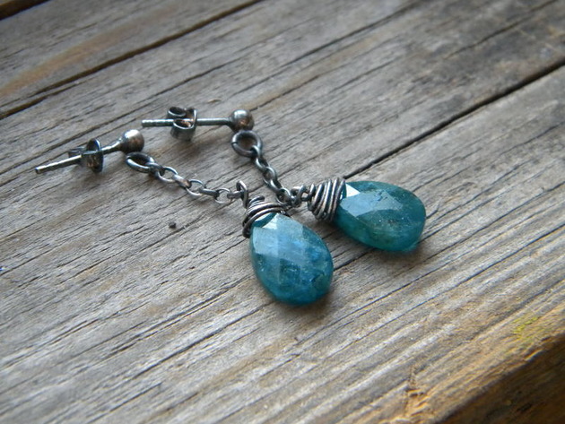 kolczyki wire wrapping Niebieski apatyt na łańcuszku  - sztyfty