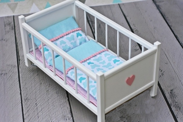 klocki i zabawki drewniane Duże drewniane łóżeczko dla lalki +pościel