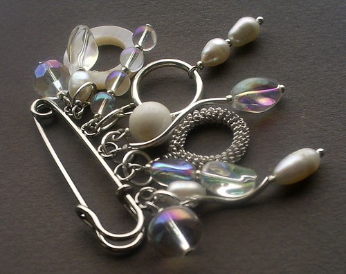 pearl - broszka maghia