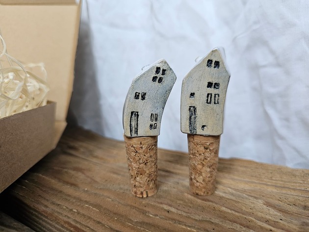 dodatki - różne Ozdobny korek do wina Krzywy Domek