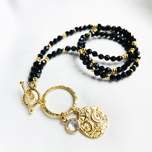 chokery BLACK SPARKLE  Krótki Naszyjnik  SPINEL, czarno złoty naszyjnik z monetą