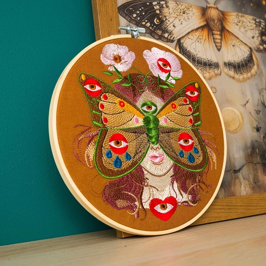 Ozdoby na ścianę Madame Butterfly brown, haft w tamborku 20 cm