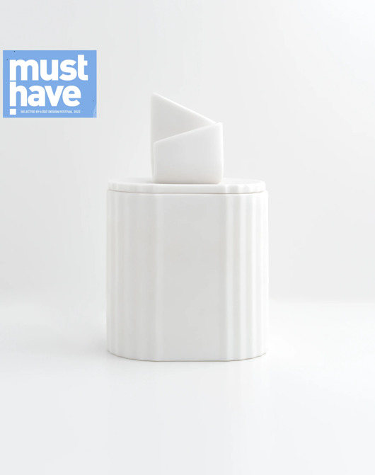 świeczniki i świece Uneven - świeca w pojemniku z porcelany Parian