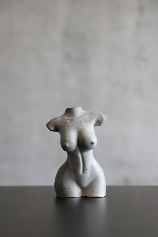 figurki i rzeźby BetONKA betonowa figurka kobieta nagie ciało