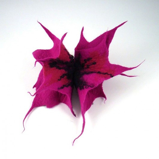 Jedwabnofilcowa Broszka: Fuchsia Butterflying filcant