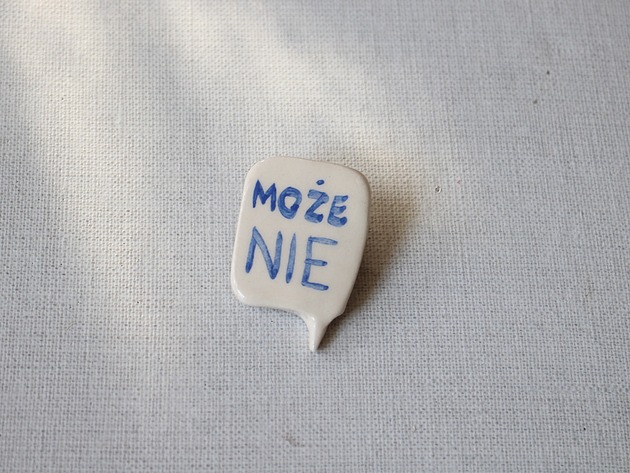 broszki Broszka ceramiczna z napisem MOŻE NIE